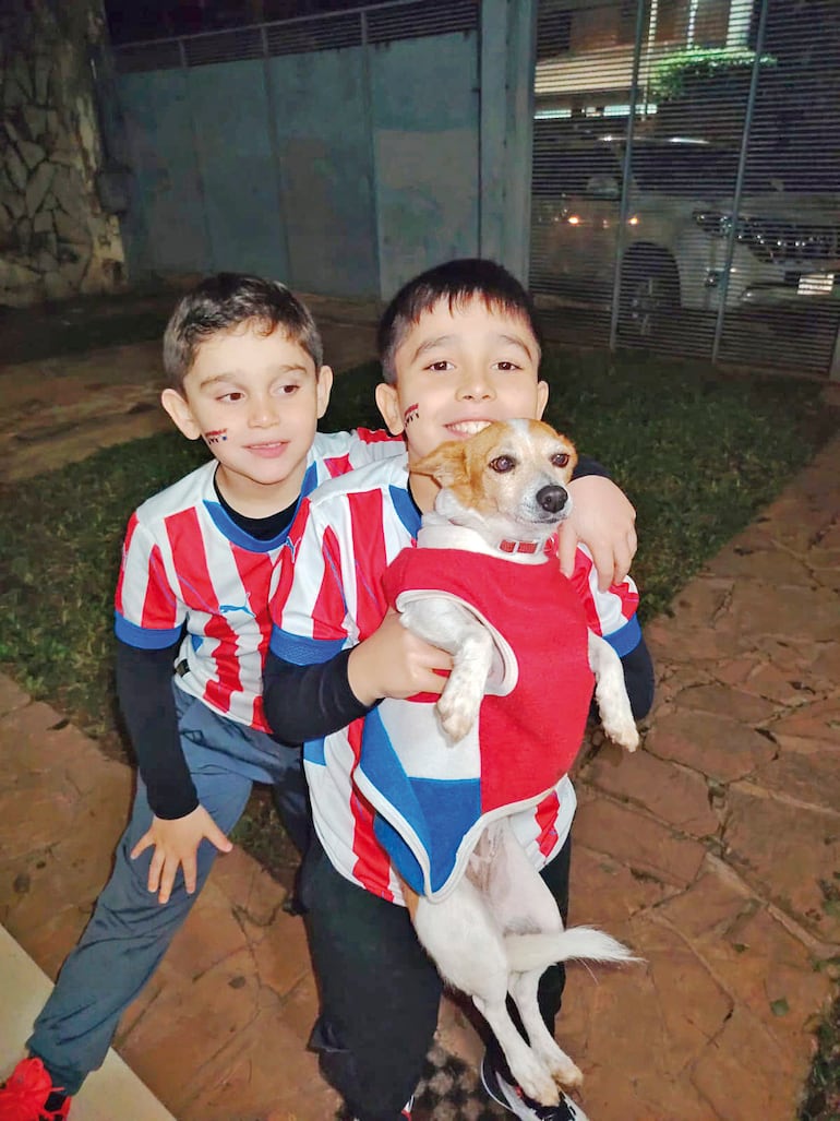 Facundo y Renato Duarte Domínguez, junto con su mascota Sky,  alientan a la selección. ¡Vamos Paraguay!