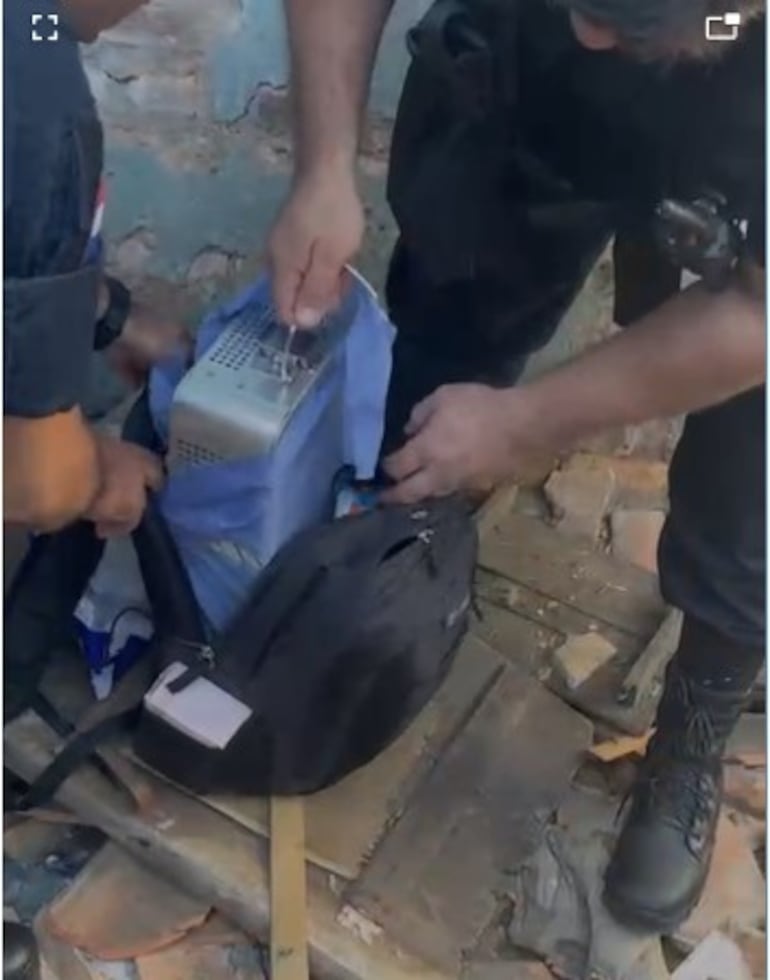 Los oficiales verifican los elementos que fueron recuperados del poder del maleante.