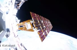 Un panel solar se despliega desde uno de los costados de la nave robótica de servicio espacial LINK, de Katalyst Space, en órbita, en esta imagen captada por una de sus cámaras el 9 de julio de 2026. Un panel idéntico se extiende desde el lado opuesto, y el conjunto alcanza unos 6 metros de envergadura. LINK utilizará esta estructura para alimentar sus sistemas mientras intenta elevar la órbita del Observatorio Neil Gehrels Swift de la NASA durante este verano boreal.