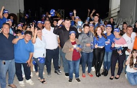 Dionisio Amarilla junto al candidato a intendente de Villa Hayes por el PLRA y la Alianza Héctor Agüero (remera blanca).
