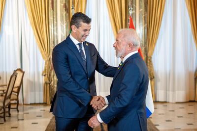 Los presidentes de Paraguay y Brasil, Santiago Peña y Lula Da Silva, se saludan luego de un encuentro en Buenos Aires, Argentina.