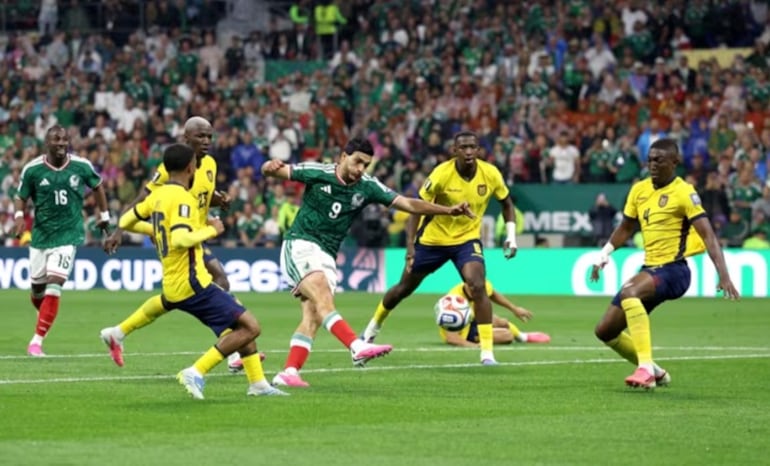 El ariete Raúl Giménez ya sacó el disparo que se convertirá en el segundo gol mexicano, en el juego contra Ecuador.
FIFA