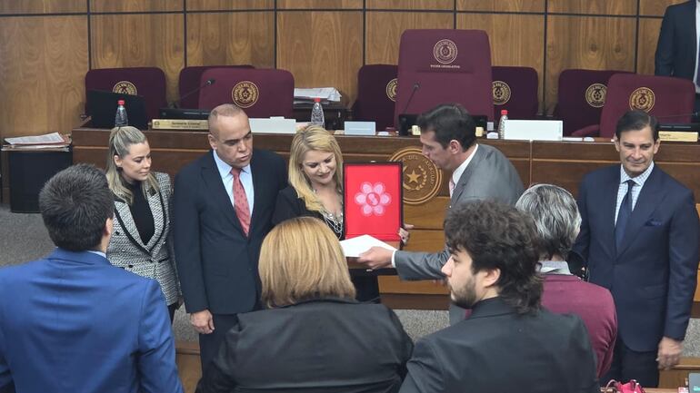Adela Mercado recibiendo el reconocimiento a su labor como locutora, en el Congreso Nacional. (Gentileza)