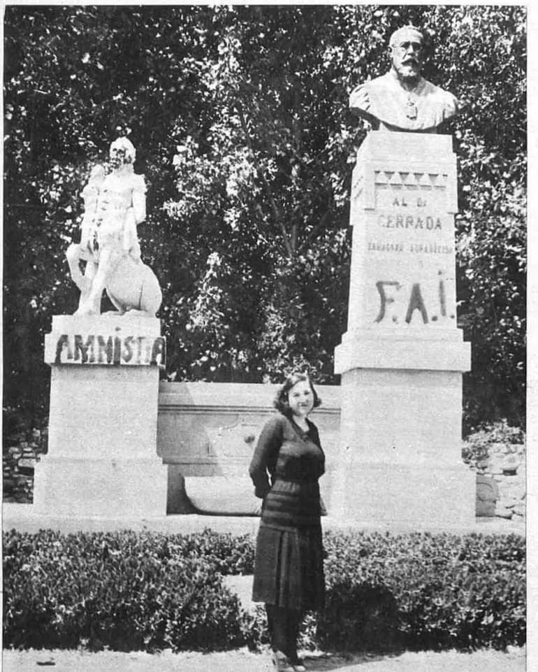 Monumento con pintadas reivindicando la amnistía para los presos de la revuelta anarquista de diciembre de 1933 en Zaragoza. Fuente: "Mundo Gráfico", 1934