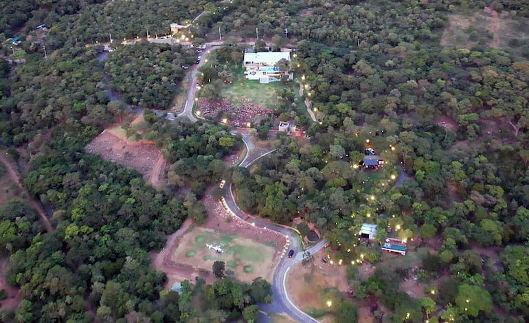 La mansión de  Peña, vista desde arriba, evidencia  las obras que se realizaron aún sin tener el terreno a su nombre.