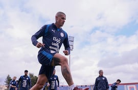 Alan Benítez, futbolista de la selección de Paraguay, durante el entrenamiento del plantel en el estadio Panionios FC, en Atenas, Grecia.