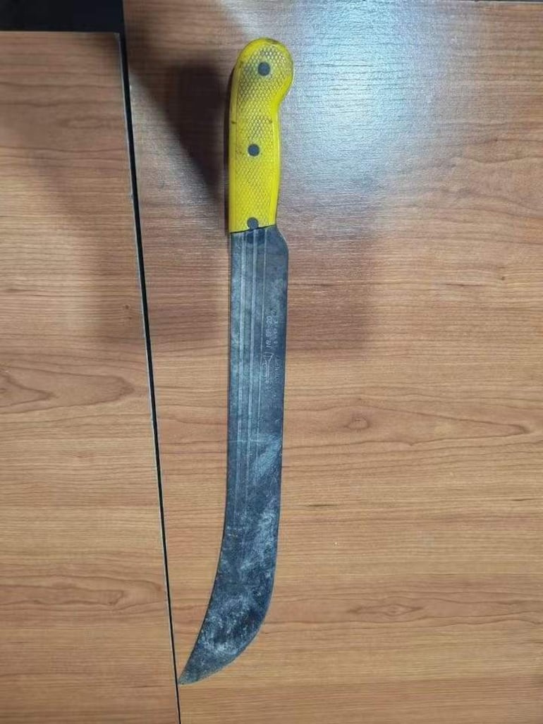 El machete que habría utilizado el menor para herir en la cabeza a su padre quien vive en Yaguarón.