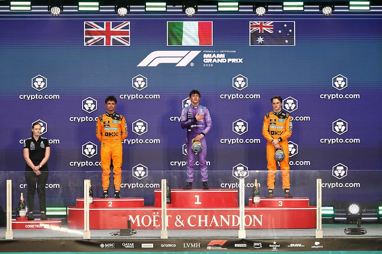 El ganador, el italiano Andrea Kimi Antonelli, del Mercedes AMG, el inglés Lando Norris, segundo, y el australiano Oscar Piastri, tercero, ambos de McLaren, durante la ceremonia de premiación en Miami. 