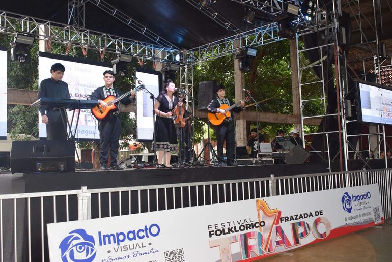 Festival Folclórico Frazada de Trapo en Carapeguá vibró con la participación del grupo musical Clave de Fe, de San Lorenzo.