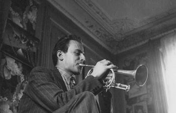 Boris Vian, tocando la trompeta en 1946.
