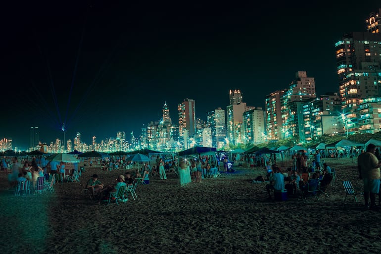 Vista aérea nocturna de la playa del Balneario Camboriú, en el estado de Santa Catarina, Brasil, durante una fiesta pública para recibir el año nuevo.