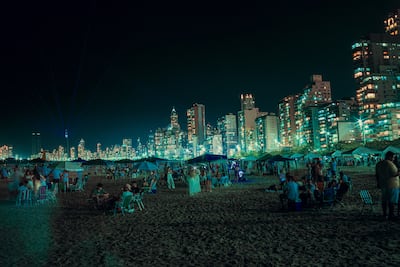 Vista aérea nocturna de la playa del Balneario Camboriú, en el estado de Santa Catarina, Brasil, durante una fiesta pública para recibir el año nuevo.