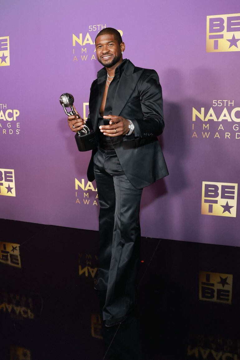 Usher posando feliz con su premio en la 55 gala anual de los NAACP Awards en el Shrine Auditorium and Expo Hall. (Matt Winkelmeyer/Getty Images/AFP)