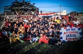 El plantel de jugadores, los integrantes del cuerpo técnico y miembros del staff del "alfarero", posan con los aficionados luego de conseguir el triunfo que le adjudicó el título de campeón en el torneo de la Primera División C.