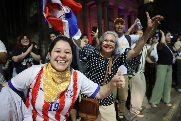 Simpatizantes de la ingeniera civil Soledad Núñez, de la Alianza Juntos por Asunción, celebran.