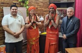 Los estudiantes de Derecho Jonatan y Édgar López junto a los autoproclamados representantes de los Estados Unidos de Kailasa.