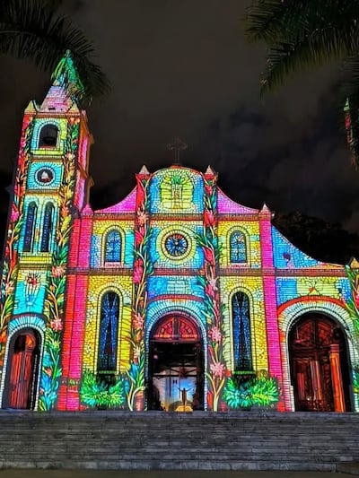 Un maravilloso espectáculo de luces y fuegos artificiales se podrá apreciar en la fachada de la parroquia Nuestra Señora de la Asunción de San Bernardino.