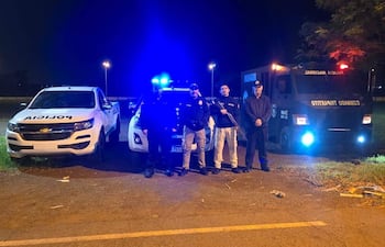 Agentes del Comando Tripartito y uno de los vehículos blindados en el acceso al Aeropuerto Internacional Guaraní.