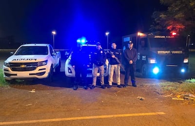 Agentes del Comando Tripartito y uno de los vehículos blindados en el acceso al Aeropuerto Internacional Guaraní.