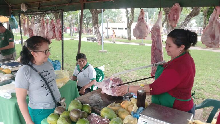 VDB Productos frescos son comercializados los martes y sábados al costado e la Plaza de Los Héroes de Coronel Oviedo