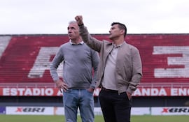 La visita del director deportivo de la selección, Justo Villar, y el PF Javier Valdecantos al estadio del Club 3 de Febrero CDE.