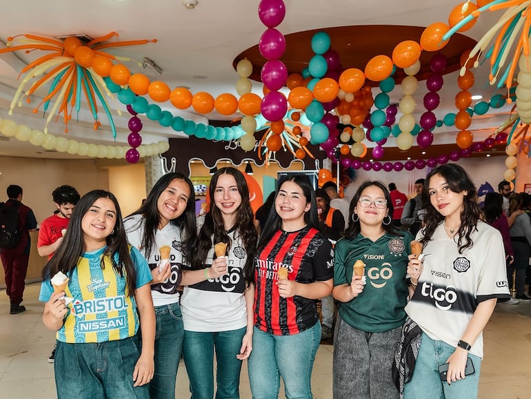 Varios jóvenes compartieron la alegría de recibir un delicioso helado gratis.