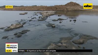Debido a la sequía extrema, hay zonas del río Paraguay que se pueden cruzar caminando.