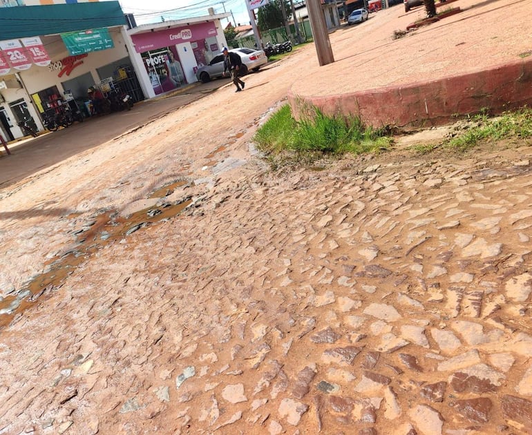 Las pestilentes aguas servidas que brotan de un registro cloacal generan quejas de vecinos del barrio San Francisco de Carapeguá.