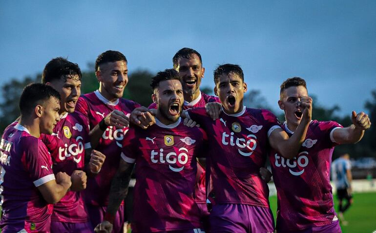 Los futbolistas de Libertad celebran un gol en el partido contra Guaireña por el torneo Clausura 2023 del fútbol p5raguayo.