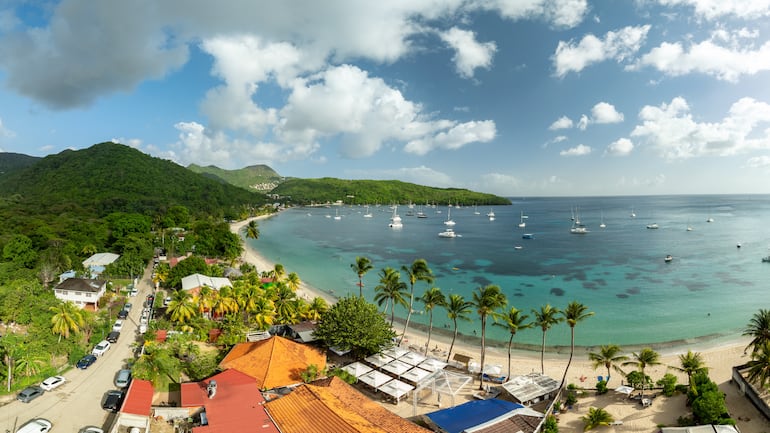 Imagen de gran angular de la playa Grande Anse d'Arlet en la ciudad de Anse d'Arlet en Martinica, Indias Occidentales Francesas, Caribe.