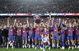 Los integrantes del plantel del FC Barcelona celebran el título de Liga con el trofeo al finalizar el encuentro contra Real Madrid, ganado por los azulgranas 2-0.