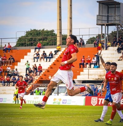 Junior Cantero, en el festejo de su gol para General Caballero de Juan León Mallorquín, que derrotó por 1-0 a Encarnación FC.