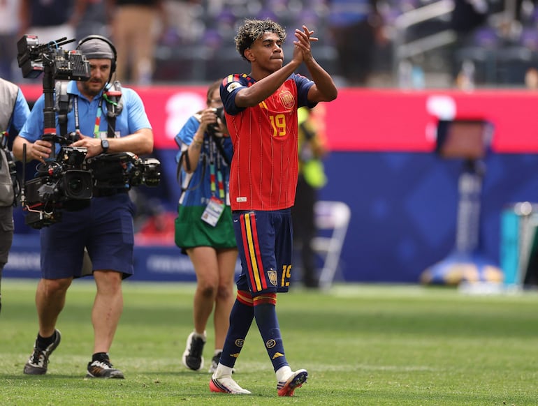 Lamine Yamal #19 de España agradece a los aficionados tras la victoria por 2-1 durante el partido de cuartos de final de la Copa Mundial de la FIFA 2026 entre España y Bélgica en el Los Angeles Stadium, en Inglewood, California.