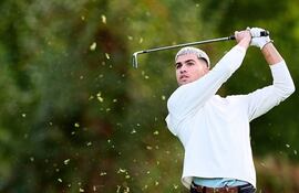 Carlos Alcaraz, mejor tenista del mundo de la actualidad, jugando al golf en Madrid.