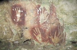 Plantillas de manos con dedos estrechos halladas en una cueva de Sulawesi, Indonesia. Cedida por Ahdi Agus Oktaviana, investigador especialista en arte rupestre de la agencia nacional de investigación e innovación de Indonesia (BRIN por sus siglas en inglés).