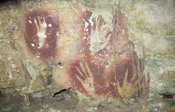 Plantillas de manos con dedos estrechos halladas en una cueva de Sulawesi, Indonesia. Cedida por Ahdi Agus Oktaviana, investigador especialista en arte rupestre de la agencia nacional de investigación e innovación de Indonesia (BRIN por sus siglas en inglés).