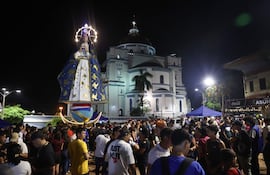 Fotografía del 7 de diciembre que muestra a un grupo de feligreses durante una vigilia en honor a la Virgen de Caacupé.