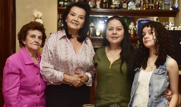 La agasajada rodeada de sus familiares.