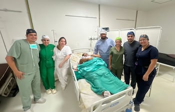 Jeremías junto a sus padres y parte del equipo médico que ayudó a traerlo al mundo.