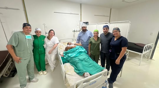 Jeremías junto a sus padres y parte del equipo médico que ayudó a traerlo al mundo.