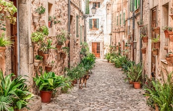 Callejón empedrado de Valldemossa, Mallorca.