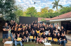 Los colaboradores de Nasta festejan los 58 años de la agencia.