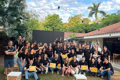 Los colaboradores de Nasta festejan los 58 años de la agencia.