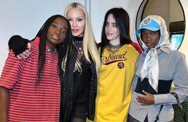 Madonna Billie y sus gemelas Stella y Estere posando felices con Billie Eilish.
