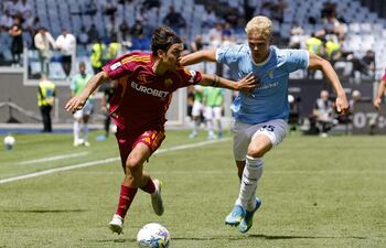 Oliver Provstgaard de la Lazio trata de defender al argentino Paulo Dybala.