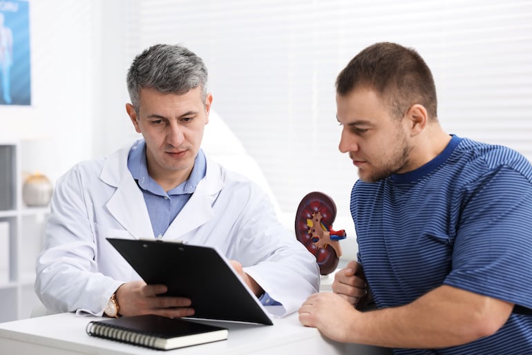 Hombre en un consultorio médico.