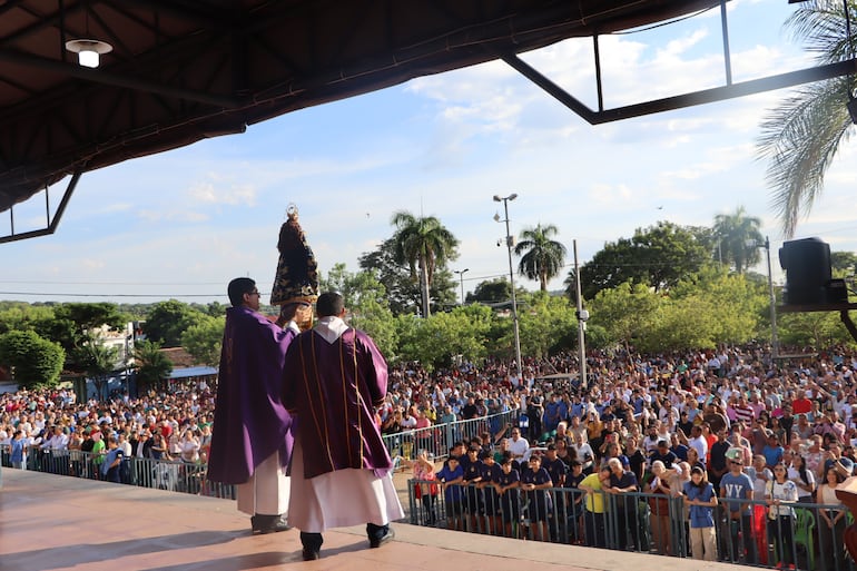 Como cada domingo, se registró una importante concurrencia en la explanada de la Basílica de Caacupé.