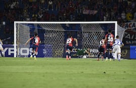 El portero de Cerro Porteño, Alexis Martín Arias (33 años), se arroja bien a su palo izquierdo para atajar el penal del ofensivo Diego Acosta, quien desperdició sobre el final.