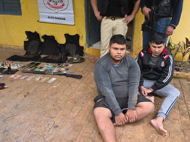 Emanuel Cidade Campo (con short) y Leandro Alfredo Portillo Achucarro (con pantalón), capturados en Minga Guazú.