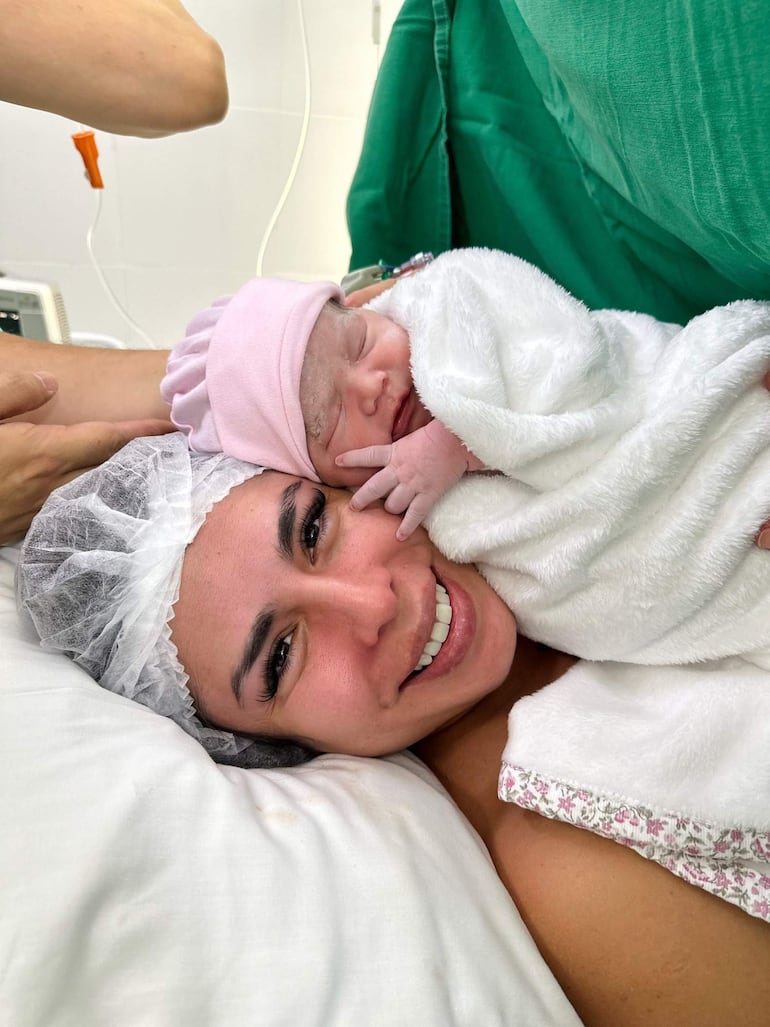 La conductora Elena Aguilar ya tiene a Daniella en sus brazos - Gente